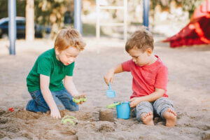 park kumda oynayan iki erkek çocuğu 