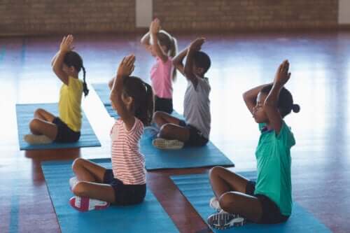 Sınıfta Yoga: Özellikleri ve Faydaları