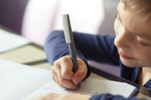 yazı yazan bir çocuk