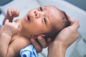 yeni doğan bebek babasının ellerinde