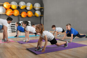 yoga dersi alan çocuklar
