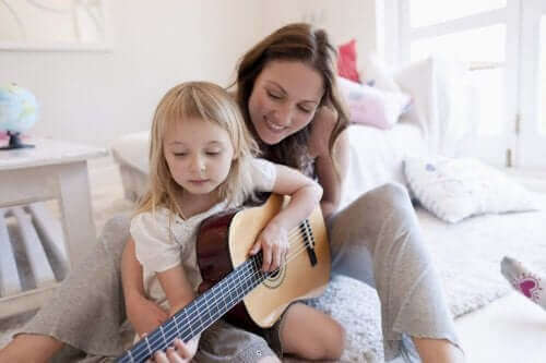 annesiyle gitar çalan kız