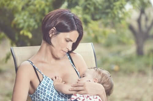 bebeğini emziren anne