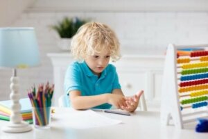 bir çocuk abaküs ile parmaklarını kullanarak saymayı öğreniyor