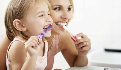 Dişlerinİ fırçalayan anne kız