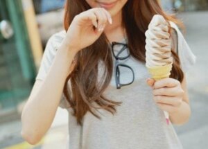 genç bir kadın elinde büyük bir dondurma tutuyor