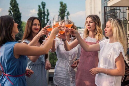 kutlama yapan kadınlar