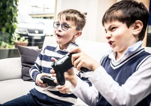 video oyunu oynayan çocuklar 
