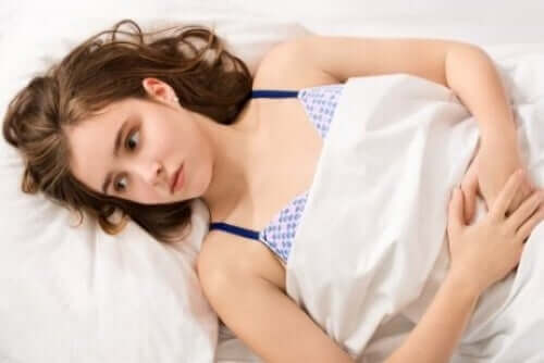 Regl düzensizliği yaşayan kadın