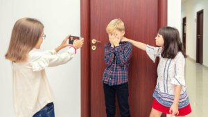 zorbalığa uğrayan çocuğun fotoğrafı çekiliyor