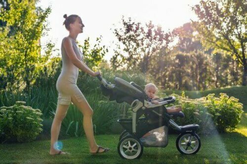 yürüyüş yapan anne bebek