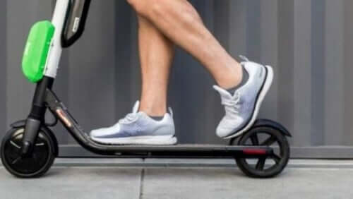 Elektrikli scooter kullanan yetişkin