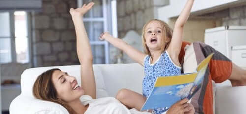 Bir hikaye okuyan anne ve kızı.