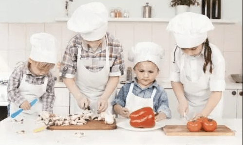 mutfakta ailece yemek yapmak