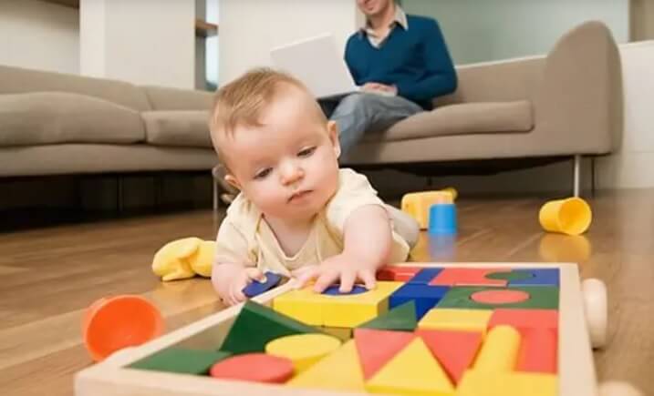 annesi koltuktayken oyun oynayan bebek