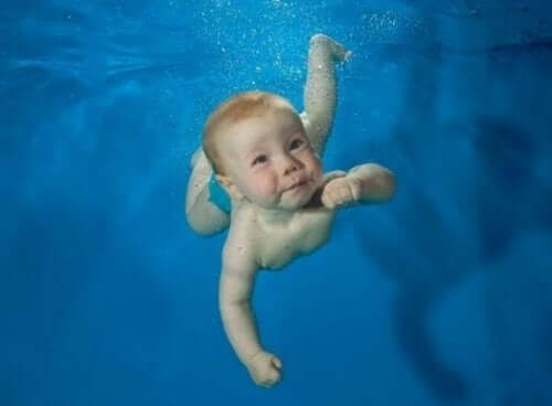 suyun altında yüzen bir bebek