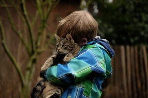 kediye sarılmış çocuk
