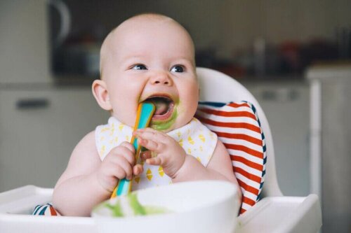 Kendi kendine yemek yiyen bir bebek.