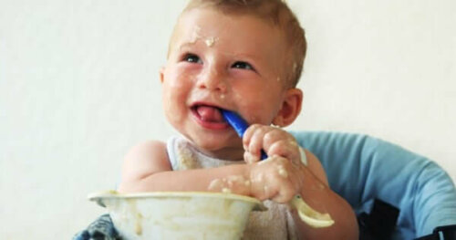 Üzerine yemek bulaştırmış bir bebek.