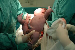 yeni dünyaya gelen bir bebek