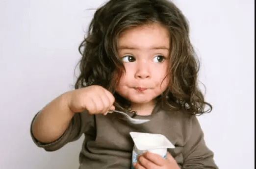 yoğurt yiyen çocuk