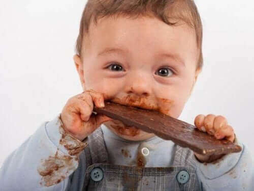 çikolata yiyen bebek