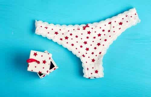 iç çamaşırlarını yıkamak