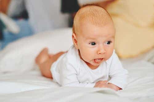 emekleyen bebek