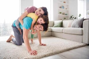 Baba anne ve kızı birlikte oyun oynuyor