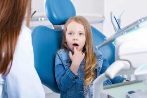 Diş hekimi tarafından kontrolü yapılan çocuk