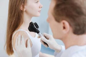 Cilt muayenesi olan genç kız